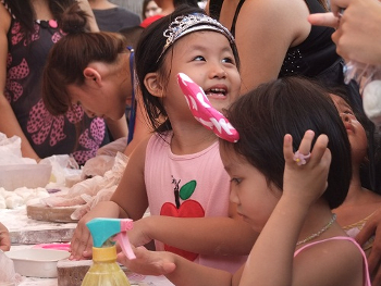 Hàng năm, bánh trung thu bà Dần cùng bảo tàng Dân tộc học tổ chức vui chơi tập làm bánh cho các bé