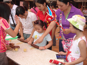 Hàng năm, bánh trung thu bà Dần cùng bảo tàng Dân tộc học tổ chức vui chơi tập làm bánh cho các bé